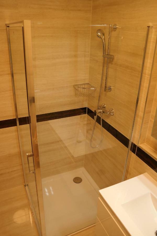 Holiday Apartman With Free Parking Gyor Exterior photo